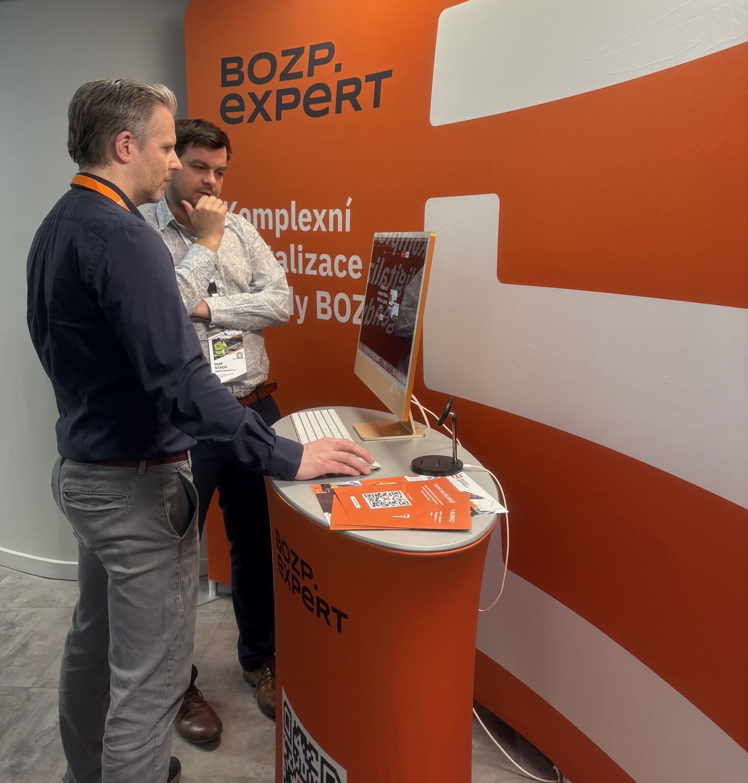 Stánek BOZP.Expert s iMacem na konferenci Bezpečně spolu 2026
