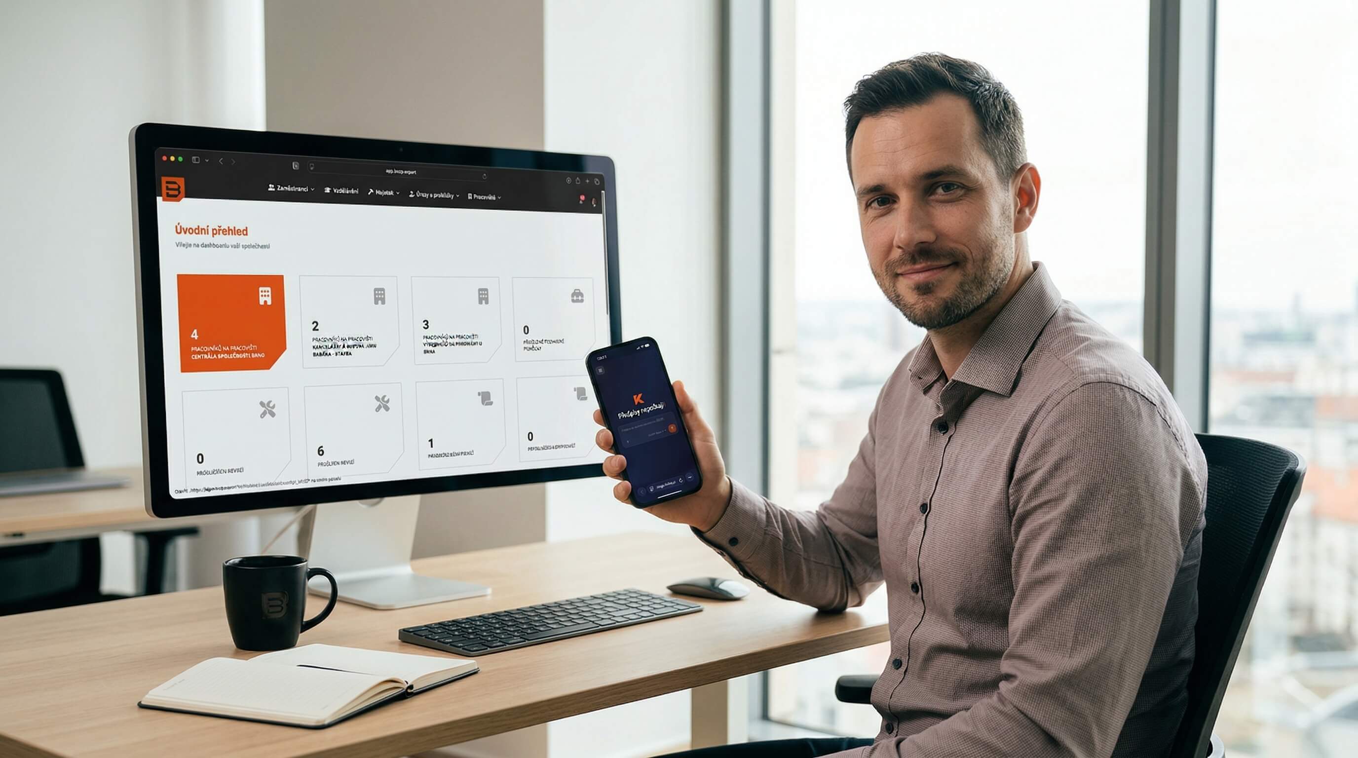 OZO specialista používající BOZP.Expert na počítači a KlideQ na telefonu u čistého organizovaného stolu